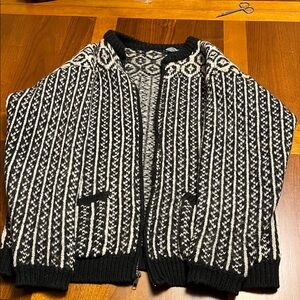 Black and White Patterned woman wool thick zipper front sweater, large, warm!!